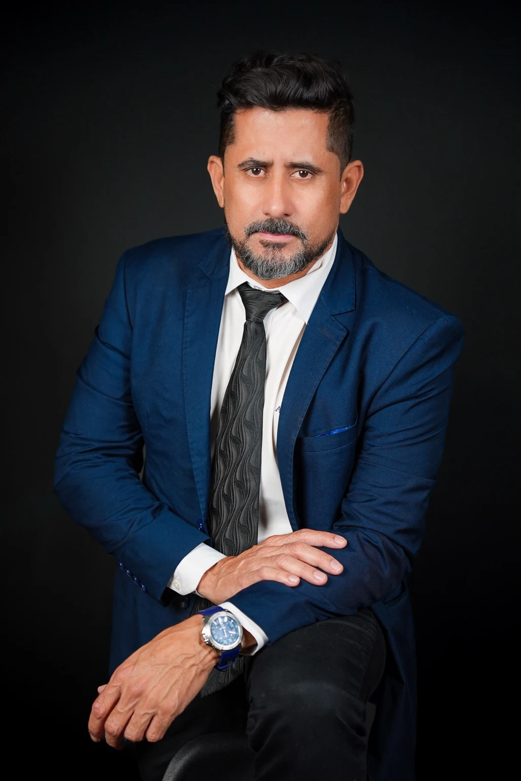 Fernando Rodrigues de Paula em retrato formal com fundo escuro